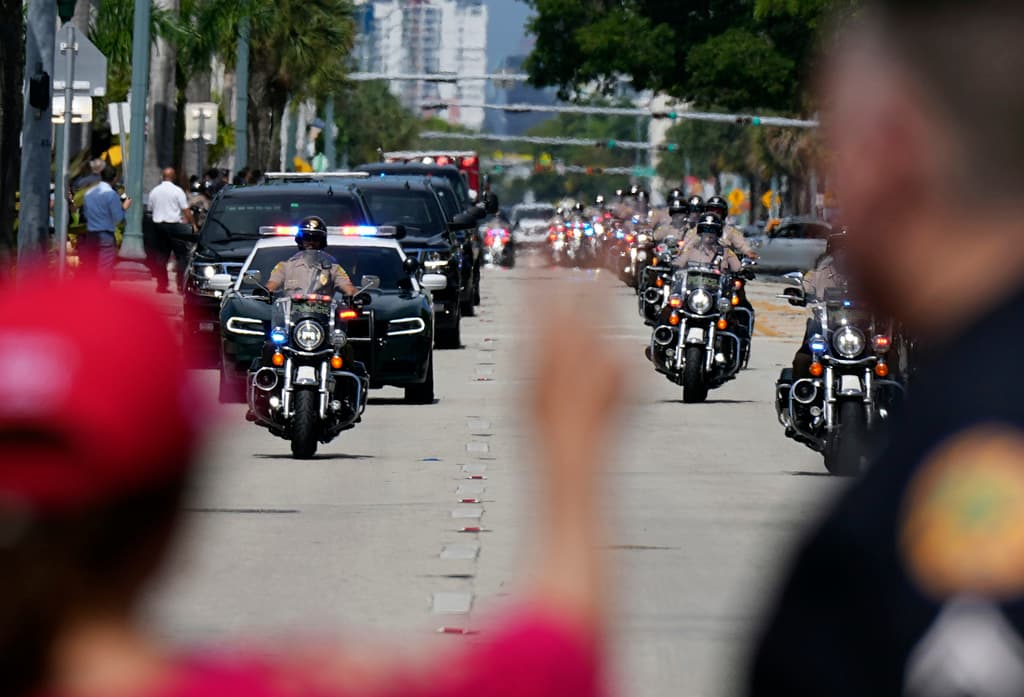 Al terminar su comparecencia en la corte federal de Miami y antes de dirigirse al aeropuerto para
<a href="https://www.univision.com/local/nueva-york-wxtv/politica-new-york/nueva-jersey-trump-defiende-acusaciones-contra-documentos-clasificados">partir a Nueva Jersey</a>, la caravana de Trump se dirigió al restaurante Versailles, en La Pequeña Habana de Miami.
<br>
