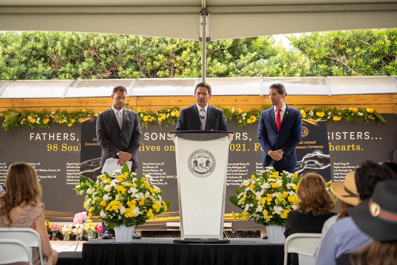 "Hoy honramos a aquellos que perdieron la vida en el derrumbe de la torre de Surfside y rezamos por aquellos que lloran a sus seres queridos. Su recuerdo no será olvidado", dijo en Facebook el gobernador de Florida, Ron DeSantis, quien asistió a la ceremonia.