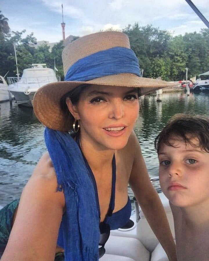 Desde hace algunos años, Jerónimo y su hermano José María, hijo de José María Fernández 'El Pirru', viven en Los Ángeles con la cantante.