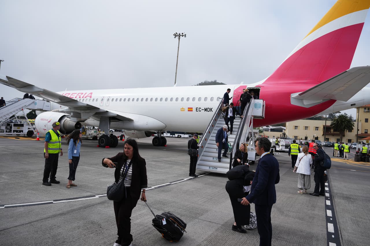 Periodistas abandonan el avión papal tras retrasarse el despegue en el Aeropuerto Internacional de Tenerife Norte, en las Islas Canarias (España), el viernes 12 de junio de 2026. (Foto AP/Alessandra Tarantino)