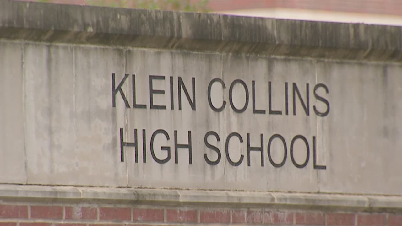 Despiden a maestro de Klein ISD por mostrar pornografía a estudiantes en un proyector