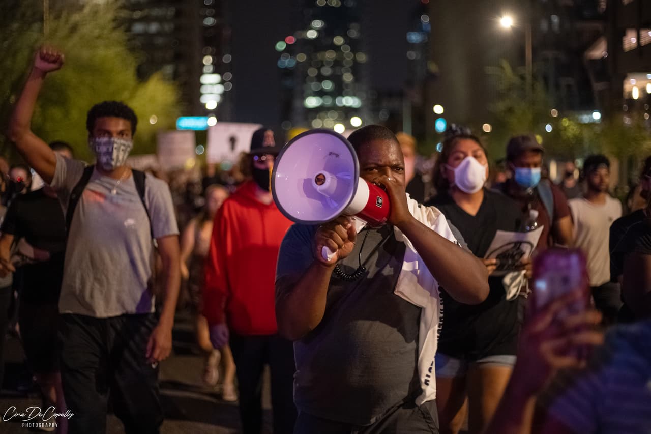 El arresto de George Floyd fue capturado en un video de 10 minutos que se hizo viral. Mostró a un agente de la policía sosteniendo su rodilla contra el cuello de Floyd que más tarde fue declarado muerto, esto provocó la ira de miles de personas.