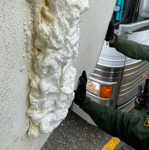 Los coyotes también tapan con sellantes de espuma los espacios más pequeños de las cajas para carga. Eso deja a los indocumentados literalmente sin oxígeno e inhalando las sustancias rociadas en la caja.