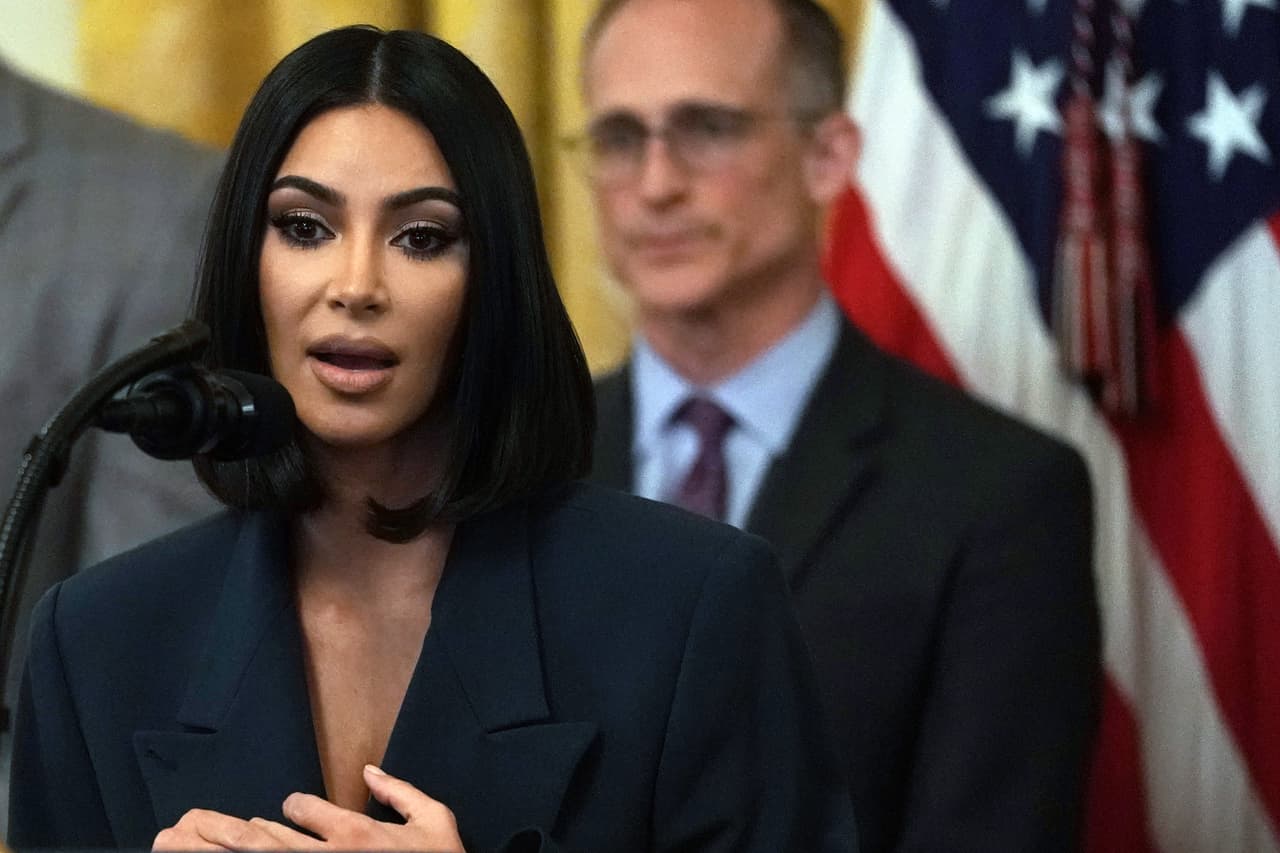 Ella no está de acuerdo con la
<b><a href="https://www.univision.com/famosos/es-posible-que-haya-un-preso-al-que-kim-kardashian-no-pueda-liberar-en-su-cruzada-por-la-reforma-judicial-fotos" target="_blank"> reforma penal por la que Kim Kardashian ha abogado </a></b>desde hace por lo menos cuatro años y que incluso la llegó a promover ante Donald Trump cuando ocupó la silla presidencial.
<br>