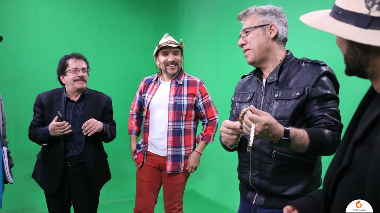 Para este webisodio se utilizó comida real, un maletín y algunos relojes.