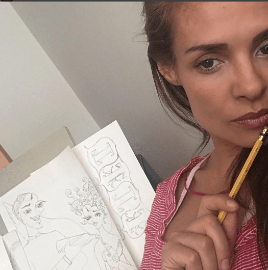 En esta fotografía Alma Cero confesó que el dibujo es como una fuga para ella, ya que le permite crear un mundo mejor.