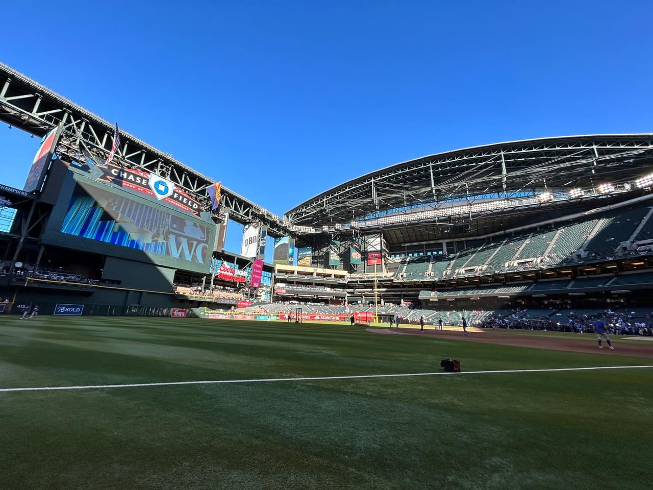 Los visitantes buscarán barrer al equipo arizonense en su casa, y alzar el título esta tarde cuando se lleve a cabo el
<b>quinto partido de la serie</b> en Phoenix.