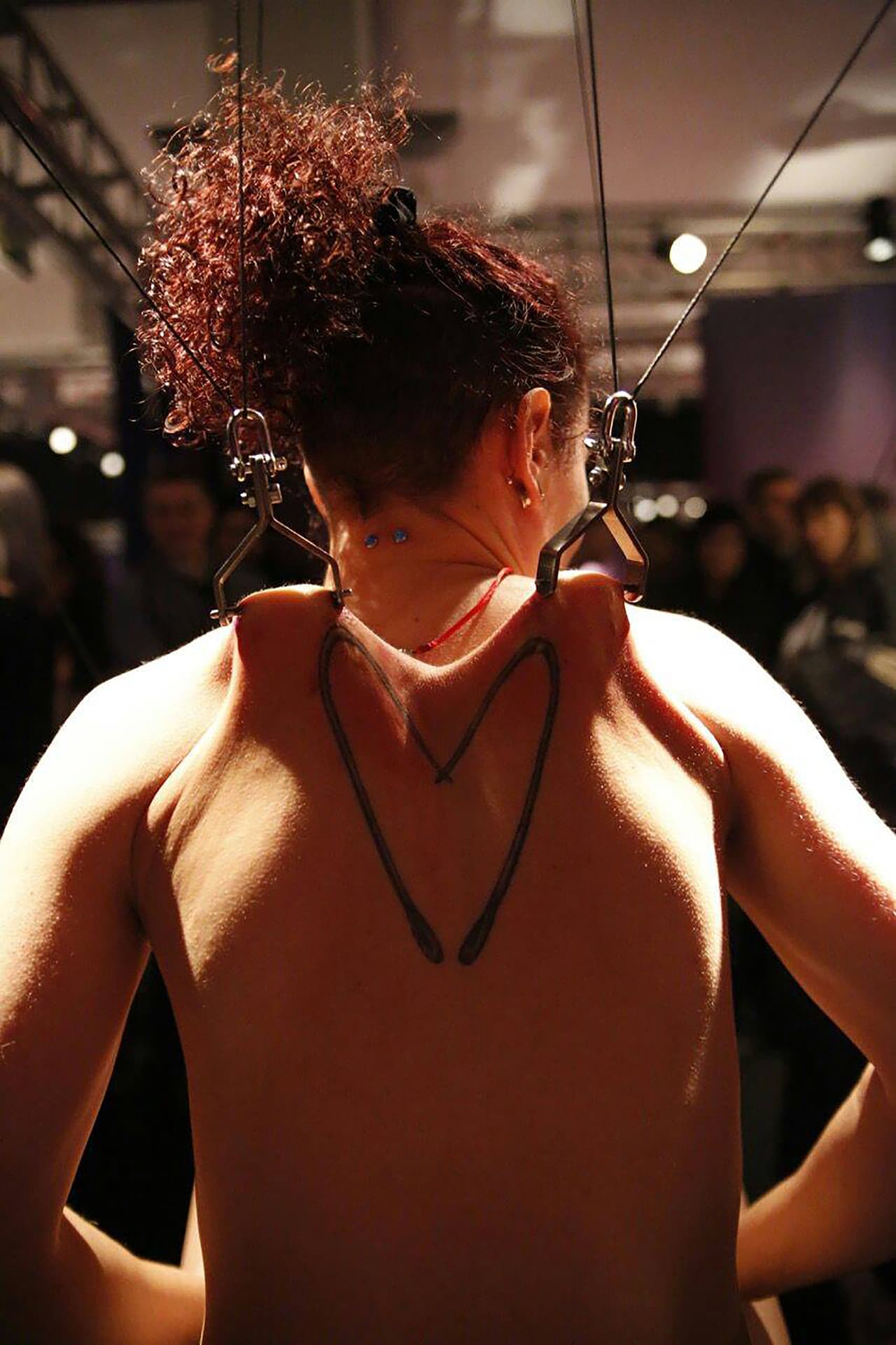 La exposición '
<a href="http://www.realbodies.it/">Real Bodies'</a>, que explica cómo funciona el cuerpo humano, ha suspendido cuatro días después de su inauguración en Roma una actuación en la que hombres y mujeres se colgaban de la piel, lo que causaba mareos y desmayos entre el público.