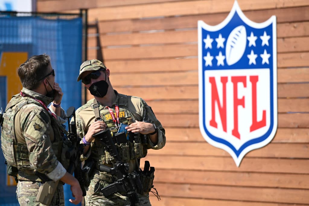 Durante la pandemia, se llevará a cabo el Super Bowl LV y, con las medidas necesarias, fanáticos se dan cita en el Raymond James Stadium para ser testigos del encuentro entre Kansas City Chiefs y el equipo local, Tampa Bay Buccaneers en la lucha por el trofeo Vince Lombardi.