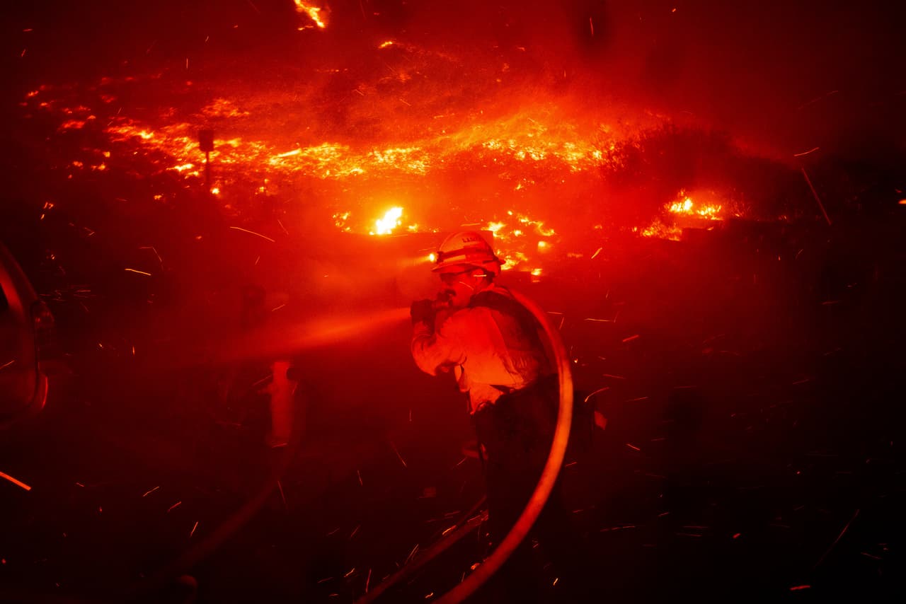 Derivado del incendio,
<b>el Departamento del Sheriff del Condado de Los Ángeles ha asignado 150 agentes para ayudar</b> con el cierre de carreteras, las evacuaciones y dar información a los residentes conforme cambien las condiciones.