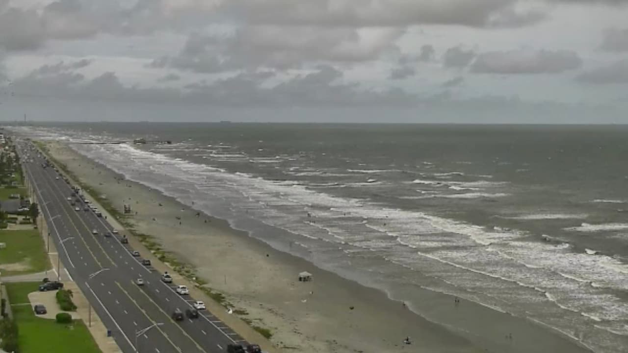 El fuerte oleaje en las playas de Galveston viene de la mano con las condiciones de tiempo severo que se esperan para el área del sureste de Texas.