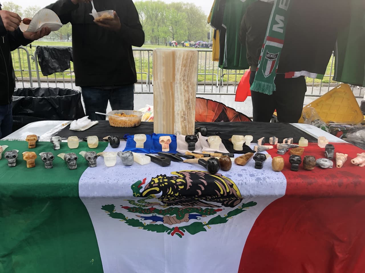 Las artesanías poblanas son muy interesantes. La piedra, según nos explicó este artesano, es traslúcida, por lo que se presta para crear lámparas, lavabos, mesas, y muchos otros objetos.