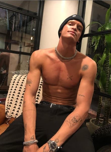 Según la fuente mencionada, la marca abarcaría los conceptos de "servicios de entretenimiento, actuaciones de
<b><a href="https://www.univision.com/famosos/con-un-par-de-rosas-y-su-guitarra-el-mejor-amigo-de-miley-cyrus-la-visito-en-el-hospital-tras-ser-operada-video" target="_blank">música en vivo de una banda</a></b> y actuaciones en vivo de un cantante, músico y artista profesional".
<br>