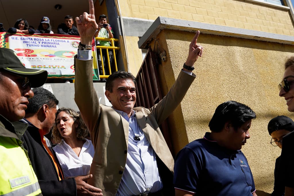 Bolivia elegirá presidente en balotaje entre dos candidatos de derecha, indican resultados preliminares