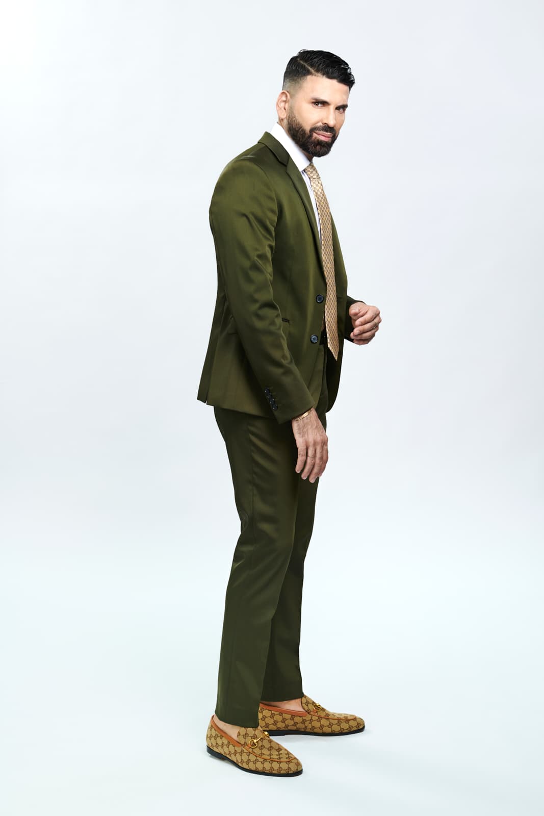 El presentador español es conocido por ponerle su toque personal al show. Él siempre tiene una opinión puntual sobre las noticias de las celebridades.