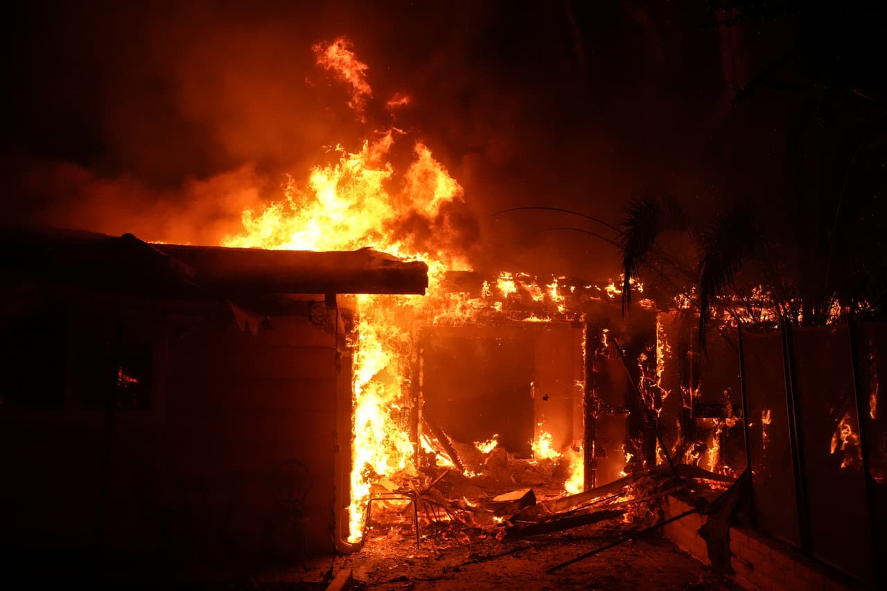 El jefe de bomberos del condado de Los Ángeles, Anthony C. Marrone, dijo que
<b>una cantidad mínima de viviendas fueron destruidas</b>, pero en este momento no pueden proporcionar una cifra exacta.