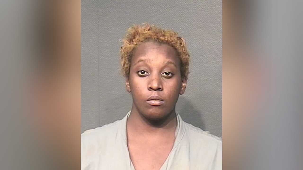 Brittany Monet Johnson - Es buscada por robo de un edificio.