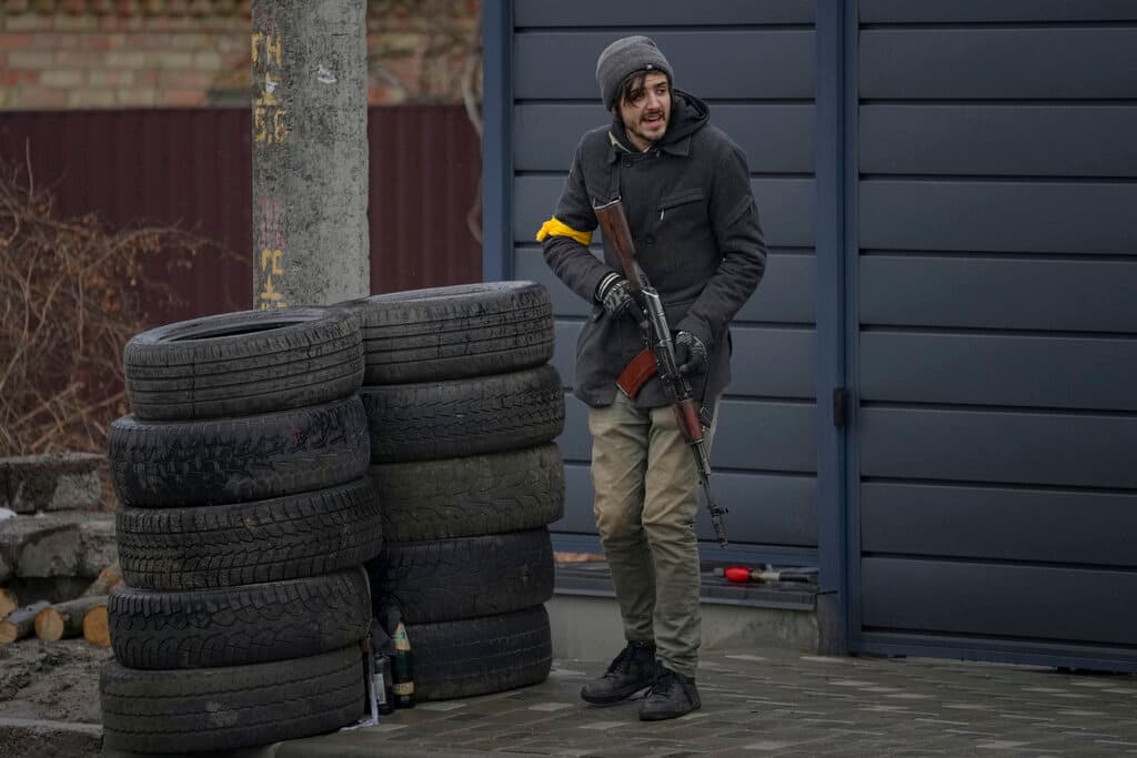 Un hombre de la resistencia civil ucraniana en Gorenka, en las afueras de Kyiv, Ucrania.