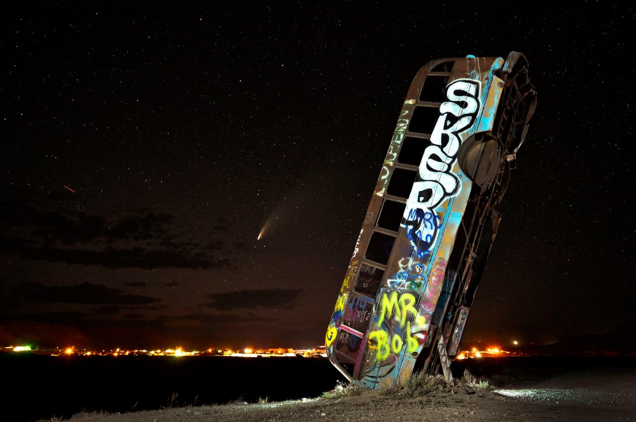 El cometa Neowise en el cielo sobre el Car Forrest en Goldfield, Nevada, fotografiado el 18 de julio. Los científicos explican que para encontrarlo en el cielo hay que mirar hacia el noreste, entre las constelaciones de Delfín y la Osa Mayor, en el lado opuesto del mango de la 'cacerola’.