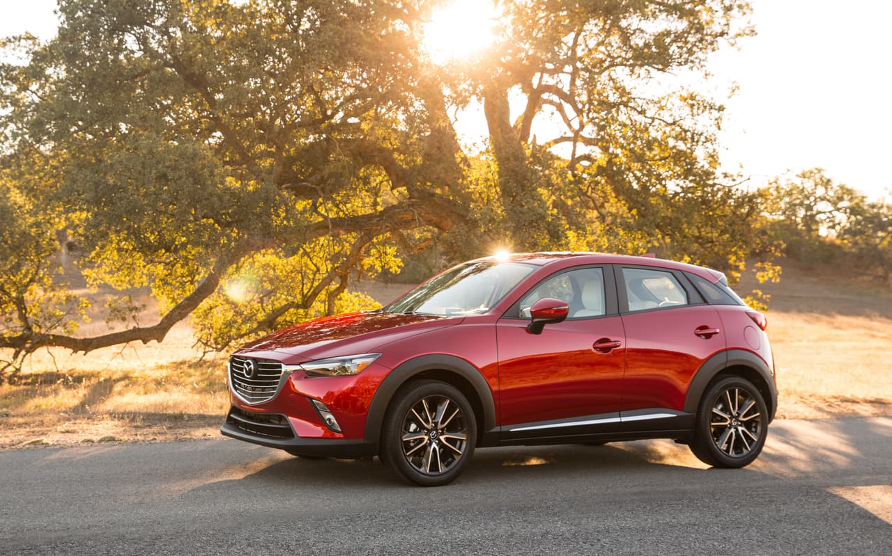 <b>Mazda CX-3 Touring</b>
<br>La tecnología SkyActiv empleada por Mazda en todo lo relacionado al tren motriz en todos sus modelos ha arrojado buenos frutos, como es el consumo moderado de gasolina. Por algo esta pequeña SUV ha sido todo un éxito en ventas.