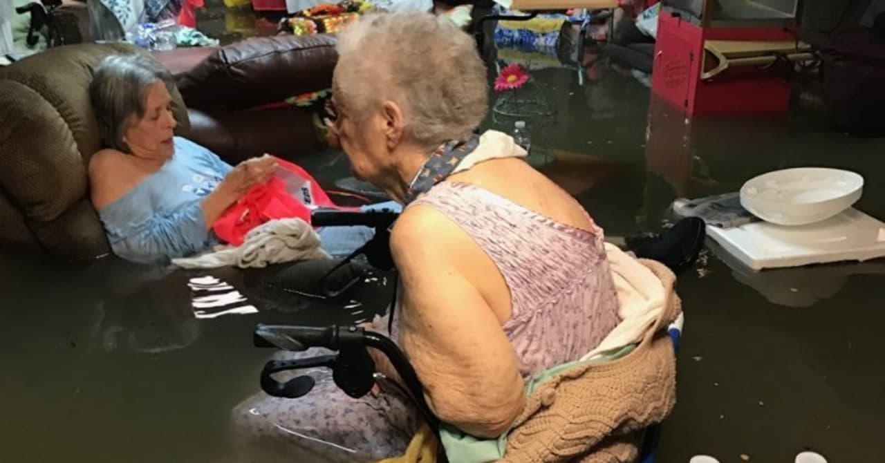 15 ancianos son rescatados de su residencia cuando el agua les llegaba por la cintura