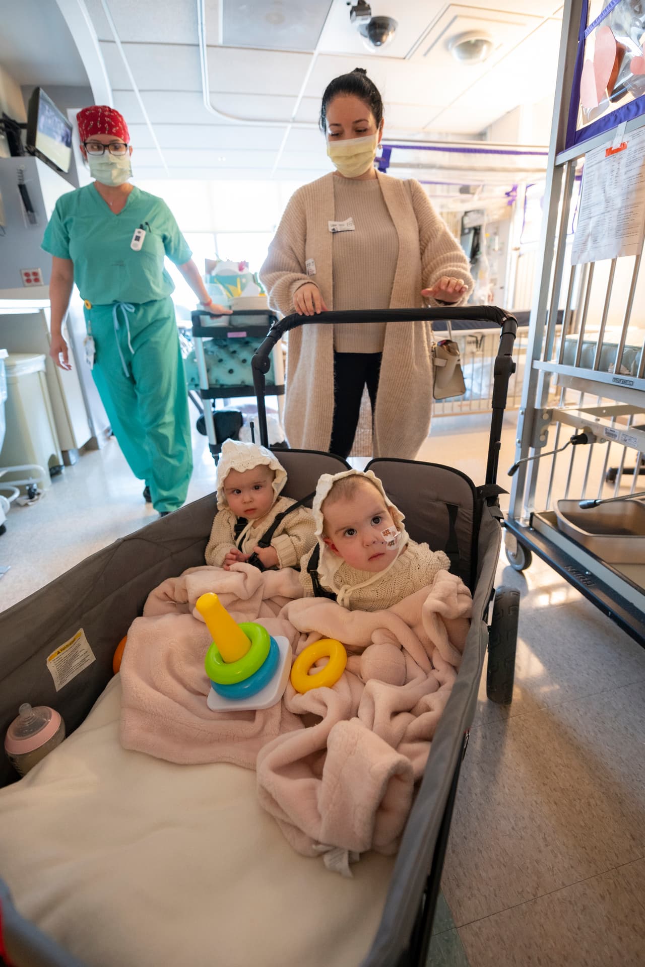 Las hermanas gemelas Abigail y Micaela Bachinskiy se van a su casa tras una cirugía para separarlas y varias semanas de recuperación en UC Davis Medical Center.
