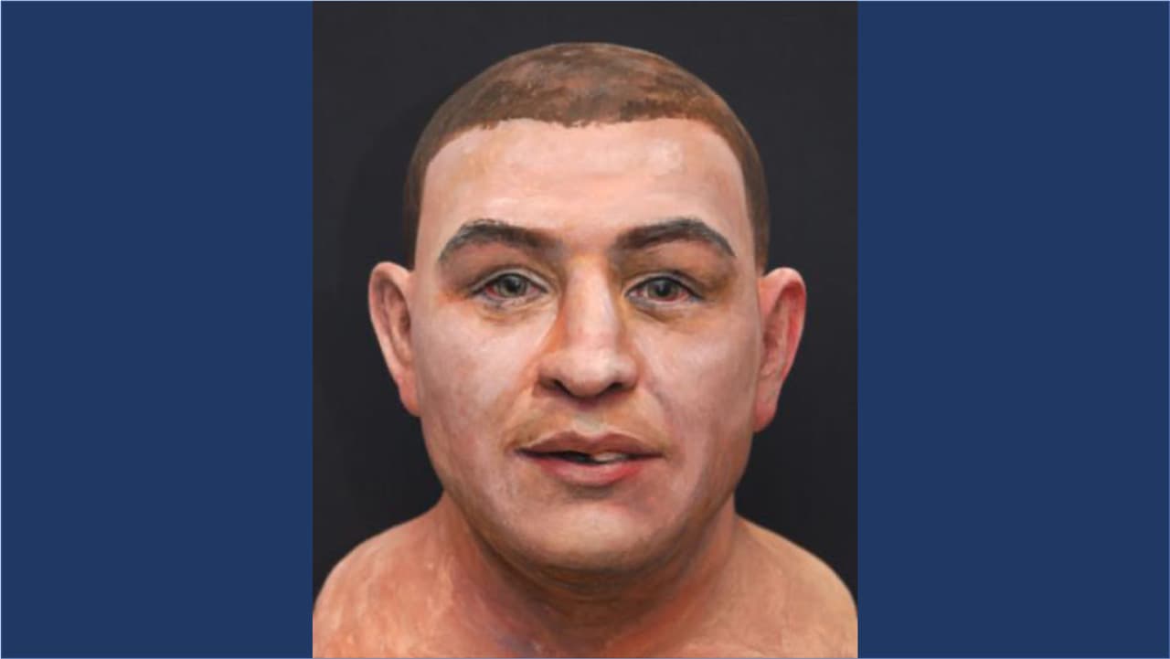 Fue encontrado el viernes 12 de agosto del 2006 en el condado Forsyth.
<br>
<br>Se cree que tiene entre 40 y 50 años. El GBI indicó que se rompió su nariz antes de morir. Además, le faltaba el diente superior derecho. Solo se encontró un cráneo sin mandíbula.
<br>
<br>Si reconoce a esta persona, comuníquese con el sargento Sesam del condado Forsyth al 770-781-3064.