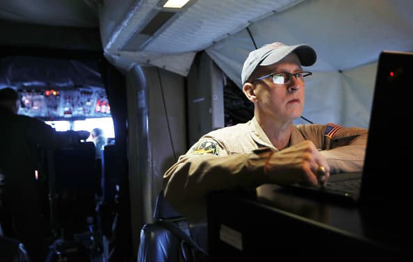 El científico de la NASA John Sonntag trabaja antes de despegar de la base Thule en Pituffik, Groenlandia, el 27 de marzo de 2017. (Mario Tama/Getty Images)