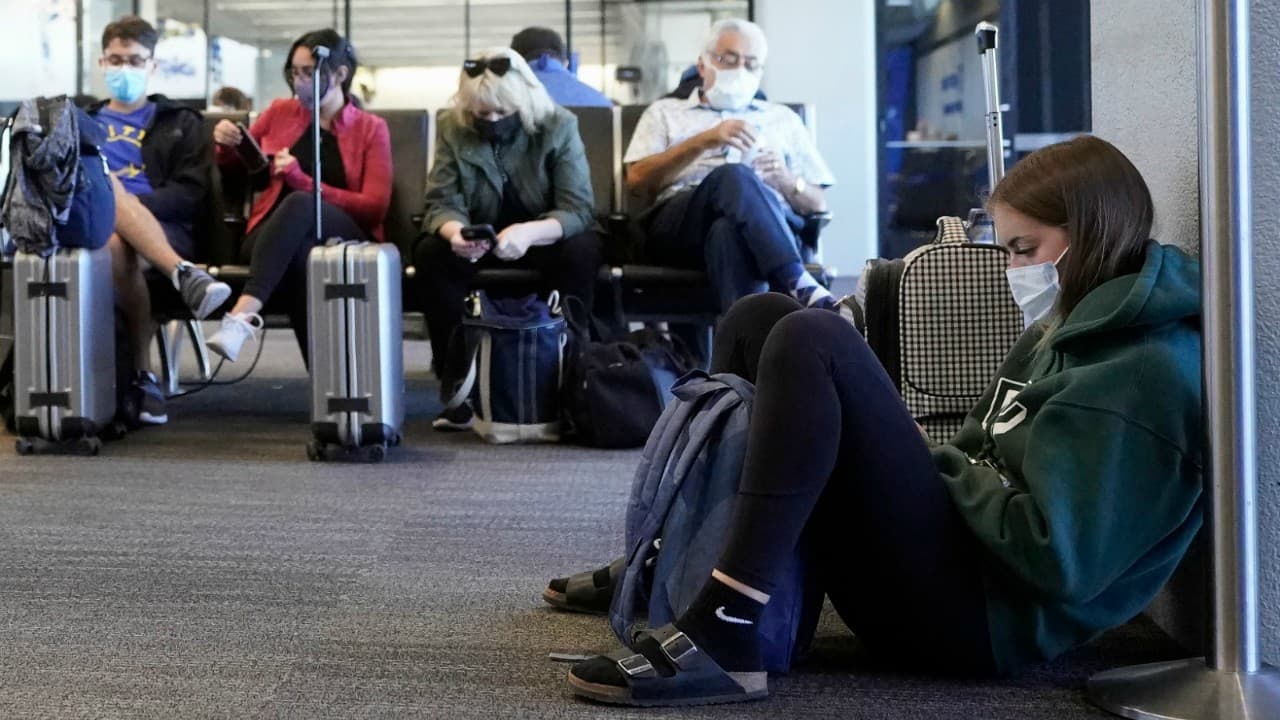 <b>Registro para abordar.</b> Los viajes en avión exigen pasar tiempo en las filas de los controles de seguridad y en las terminales de los aeropuertos, lo que
<a href="https://www.cdc.gov/coronavirus/2019-ncov/travelers/travel-during-covid19.html" target="_blank">puede ponerte en contacto cercano con otras personas</a> y con superficies que se tocan con frecuencia. Recuerda que no debes retirarte el cubrebocas durante el registro,
<a href="https://www.tsa.gov/blog/2020/06/30/stay-healthy-stay-secure" target="_blank">a excepción de si un agente de la Administración de Seguridad del Transporte (TSA)</a> te pide hacerlo para verificar tu identidad.