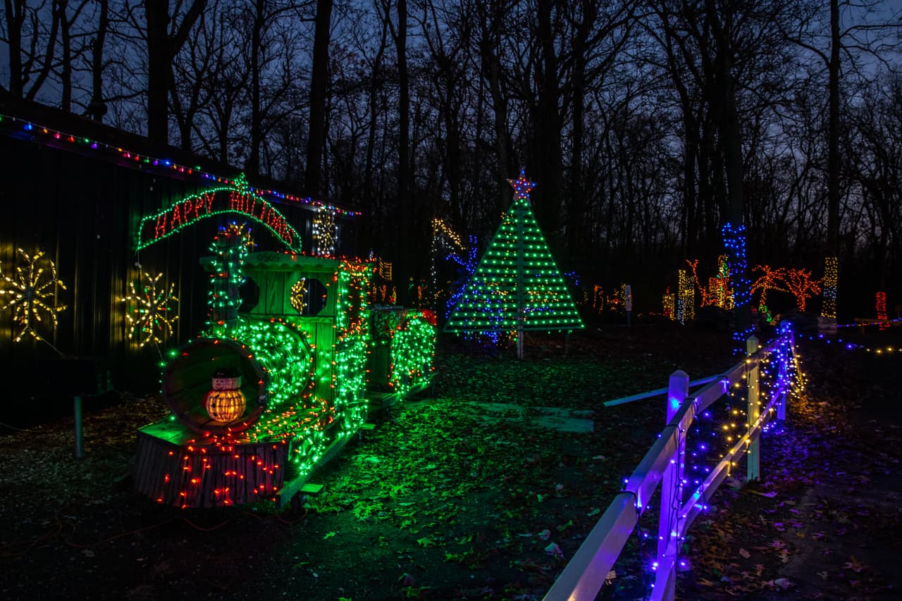 <b><a href="https://yorkcountypa.gov/parks-recreation/event-parks/christmas-magic-parks.html" target="_blank">Christmas Magic – A Festival of Lights (hasta el 30 de diciembre)</a></b>: disfruta de un paseo navideño a través de las luces navideñas, escenas navideñas, exhibiciones de trenes y más durante la edición 38 de Christmas Magic - A Festival of Lights en el Rocky Ridge Park del condado de York. El sendero para caminar de media milla, accesible para todos, serpentea a través de un bosque ubicado en la cima de una montaña tranquila.