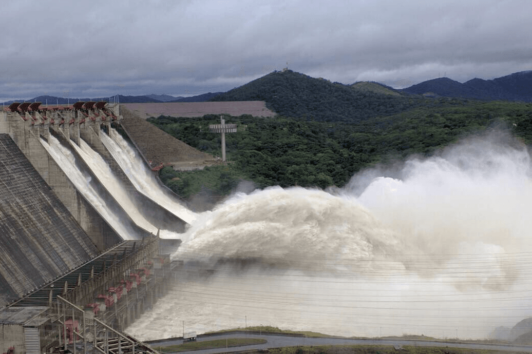 La Central Hidroeléctrica Simón Bolívar, conocida como Guri, es la mayor represa de Venezuela. Se encuentra en el sureño estado Bolívar, en el río Caroní y a 62 millas del río Orinoco. Recién en junio, cuando comenzaron las lluvias, se desbordó y dejó fuertes inundaciones en distintos poblados cercanos.