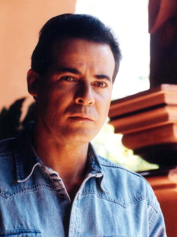 Mientras
<b><a href="http://www.univision.com/temas/victoria-ruffo">Victoria</a></b> se tomó una pausa,
<b><a href="http://www.univision.com/temas/cesar-evora">César</a></b> siguió trabajando melodrama tras melodrama y así lo vimos como 'Rigoberto Valdés', en 'El Manantial', en 2001.