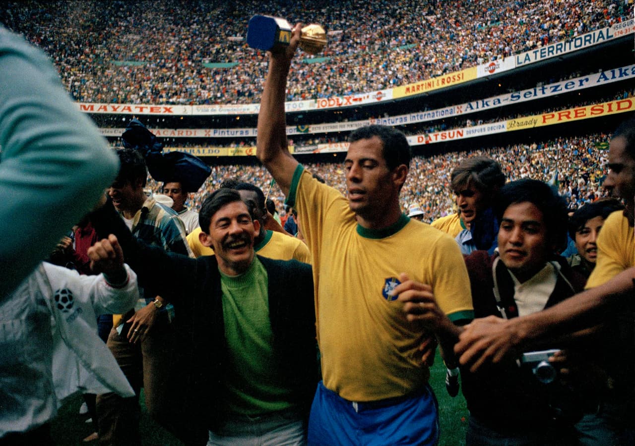 El capitán de la selección brasileña, Carlos Alberto (en el centro), levanta el trofeo Jules Rimet, luego de que su equipo derrotara a Italia en la final de la Copa del Mundo.