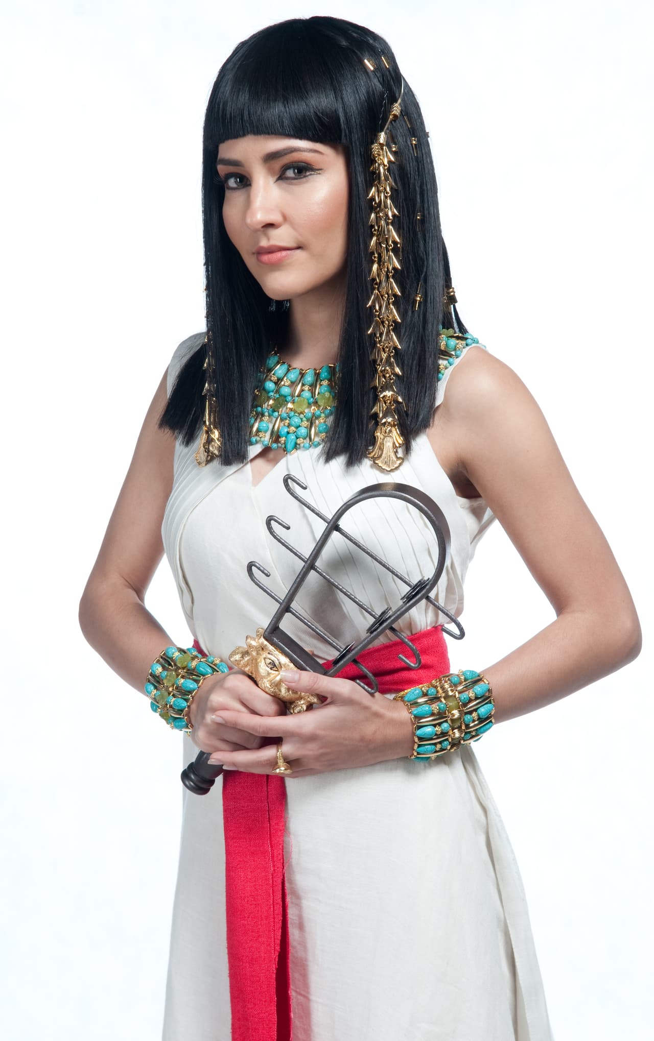 Con el paso del tiempo se añadió el color rojo y marrón a la vestimenta, con los que se hacían figuras geométricas que servían como ornamento para cuellos y mangas.