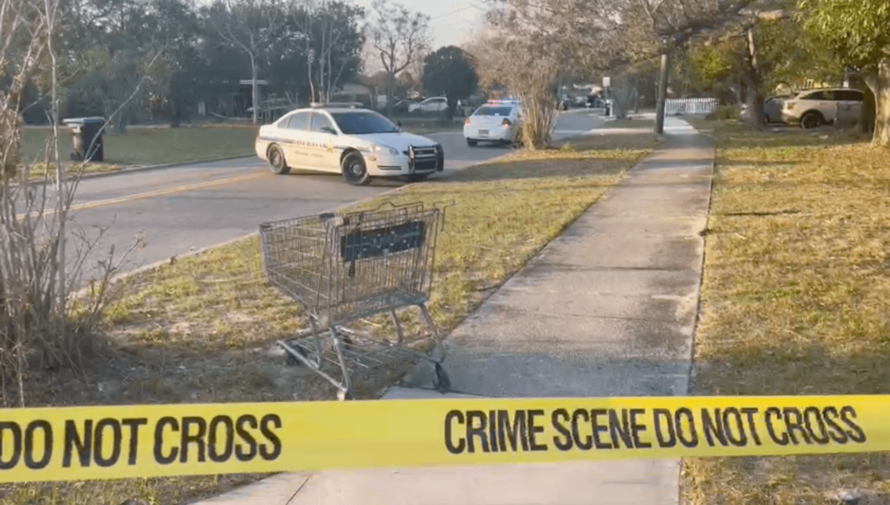 Trascendió que la camioneta donde estaban ambos periodistas de Spectrum News 13 no estaba identificada como prensa, por lo que no saben si
<b>Keith Melvin Moses </b>sabía que era un medio de comunicación o no.