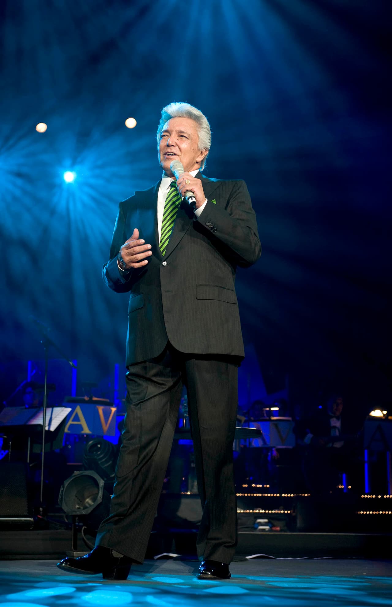 "
<b>Yo pasé y me empujó</b> y estaba como a dos metros del escenario,
<b>si me caigo me mato</b>. Entonces fue cuando me volteé y
<b> le tiré un trancazo</b>, nada más que me agarraron y no se lo di, pero después
<b>le di un cachetadón en el camerino</b>, y lo digo en serio, fui y le dije:'Qué poca vergüenza porque pudiste haberme dado en la torre', y si me vuelve a hacer una cosa así se la vuelo a dar", dijo tajante a TV Azteca.
<br>