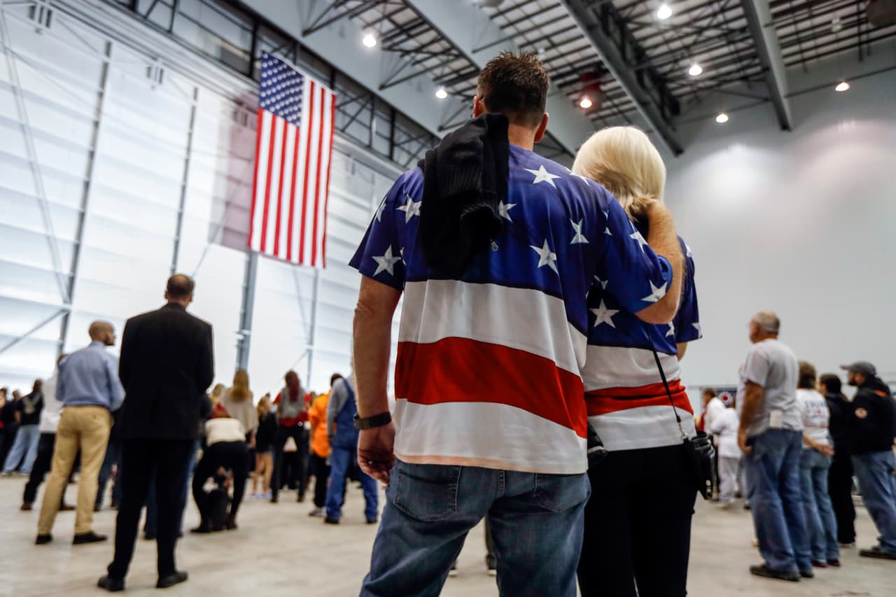 La economía va bien pero no todos sienten esos beneficios que predica Trump: encuesta del Pew