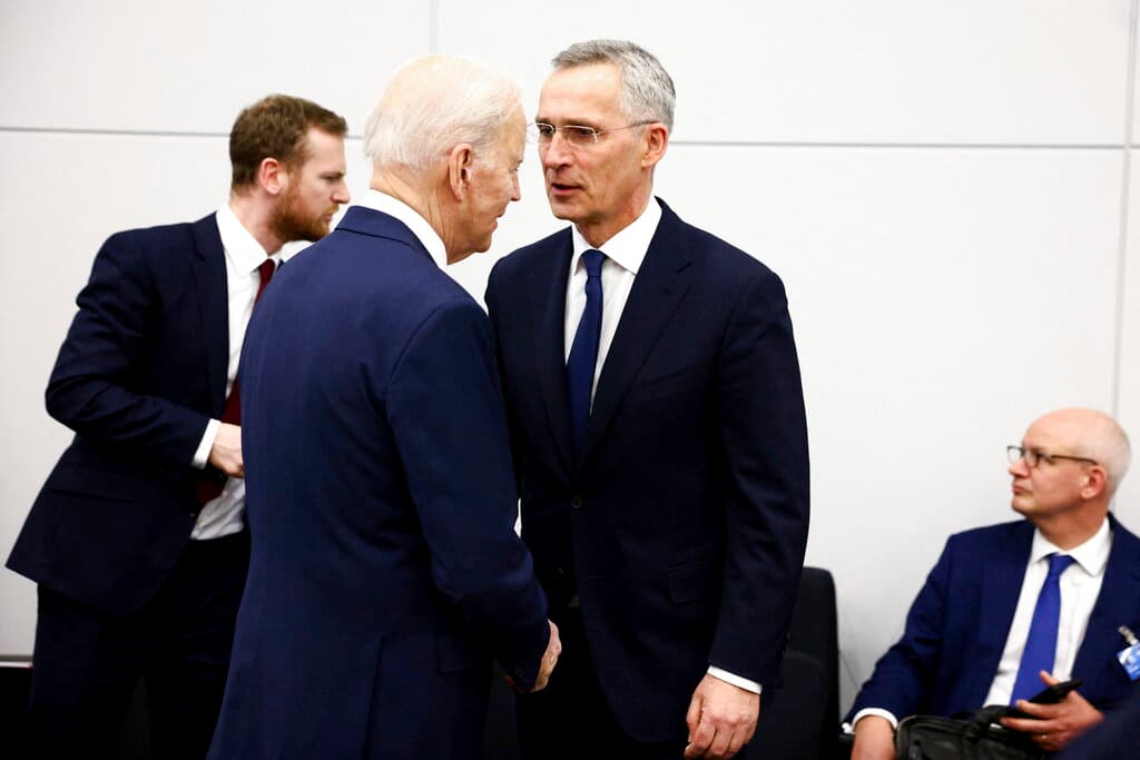 El presidente de Estados Unidos, Joe Biden, a la izquierda, habla con el secretario general de la OTAN, Jens Stoltenberg, antes de una reunión de líderes del G7 durante una cumbre de la OTAN en Bruselas, el jueves 24 de marzo de 2022.