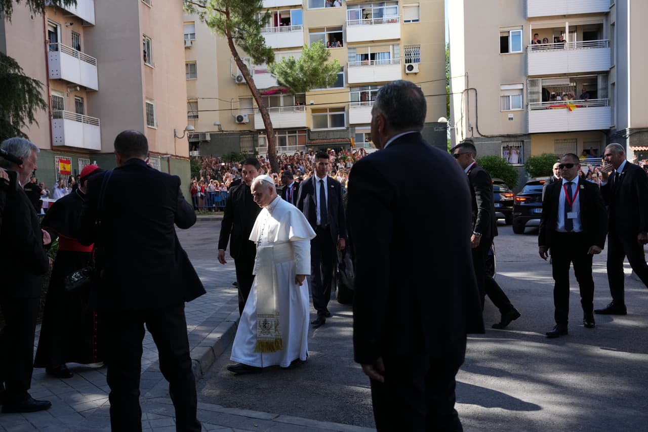 El papa León XIV llega al centro del Proyecto Social CEDIA 24 Horas en Madrid, el sábado 6 de junio de 2026, en el primer día de una gira apostólica.