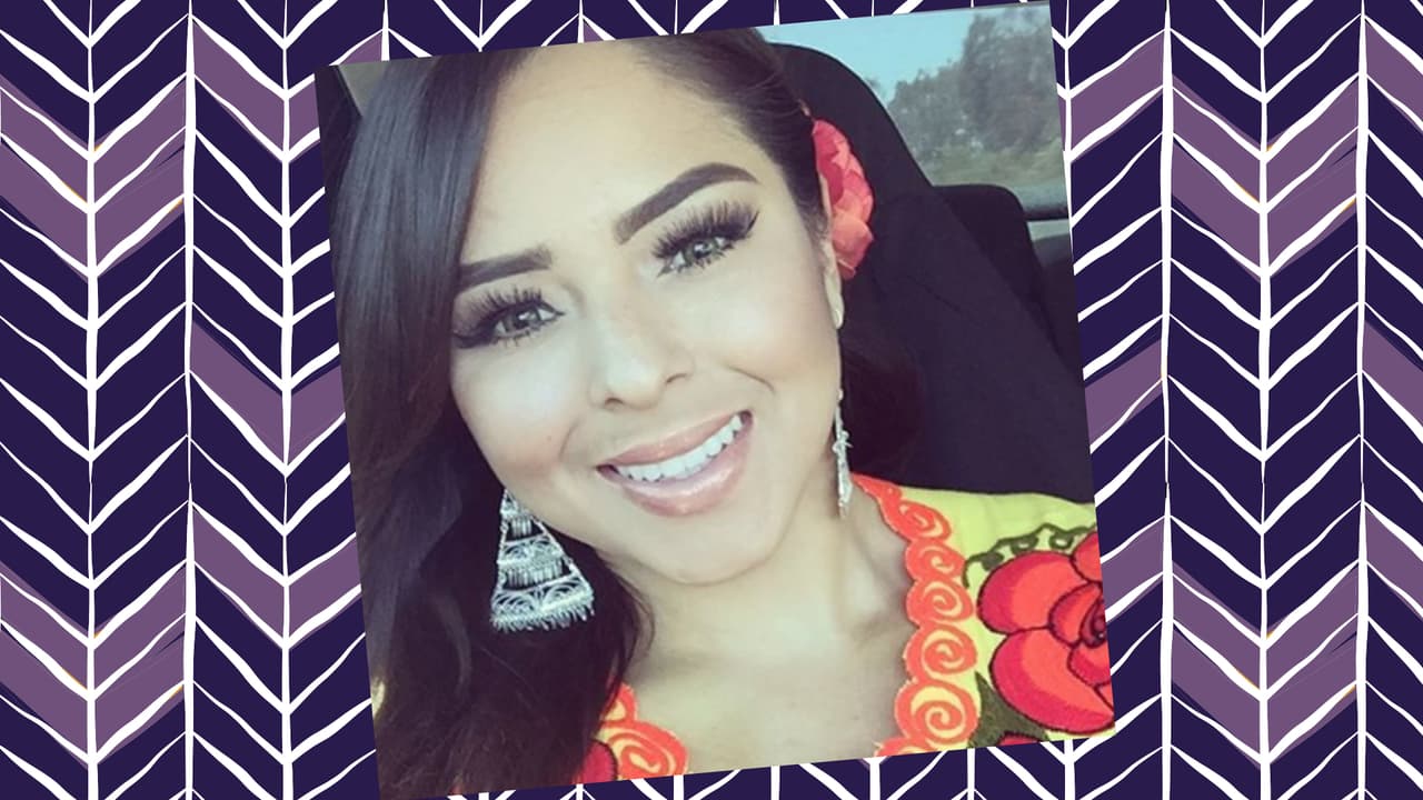 Vivian pudiera ser fácilmente la doble de nuestra Becky G. Ambas cantan, bailan y adoran las cámaras. A Becky la vimos de jueza invitada en Pequeños Gigantes USA y Vivian tampoco es ajena a los shows de Univision pues participó en 2016 en Va Por Ti. ¿En qué se parecen y en qué no?