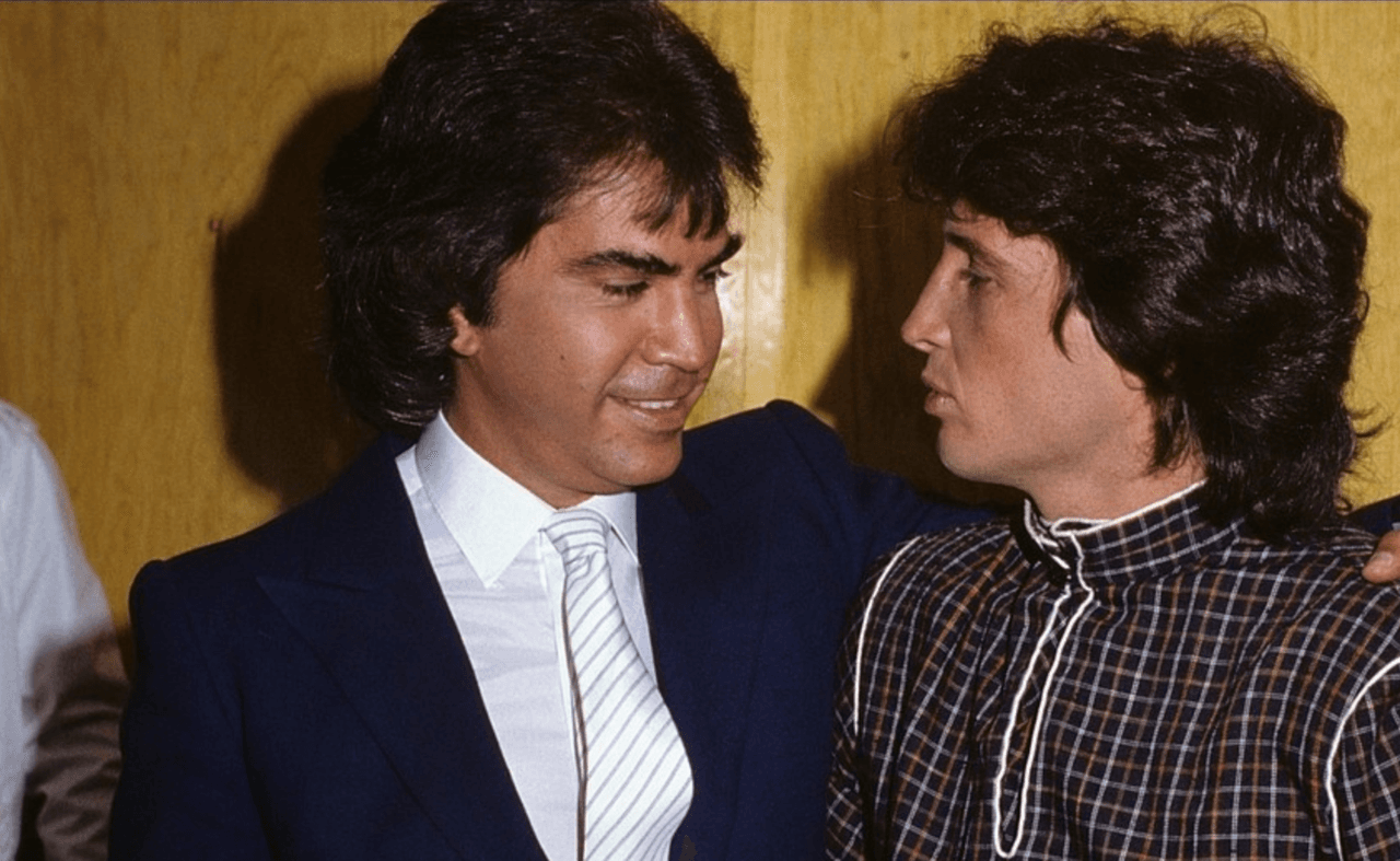 Aquí José Luis Rodríguez 'El Puma' con otro ídolo de momento, el mexicano Emmanuel. En 2002, el disco '3 Voces y un maestro' recogería éxitos del compositor Manuel Alejandro que se hicieron famosos al ser interpretados por 'El Puma', Emmanuel y José José.