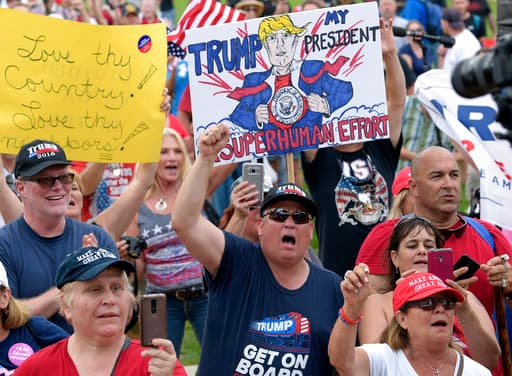 "Trump es mi presidente", dice esta pancarta que lo muestra como un super héroe haciendo un "esfuerzo súper humano".