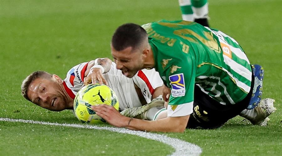 El Gran Derbi se lo lleva Sevilla por la mínima ante el Real Betis. El gol de la victoria fue por parte de Youssef En-Nesyri al minuto 27 del encuentro. Andrés Guardado fue titular durante el encuentro, mientras Diego Lainez permaneció en la banca.