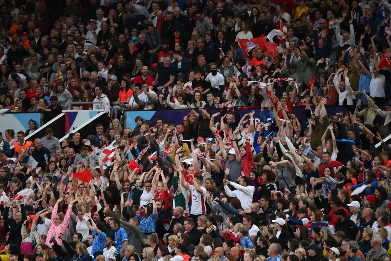 La afición en Old Trafford fue espectacular con su selección en su dedo en el Grupo A.