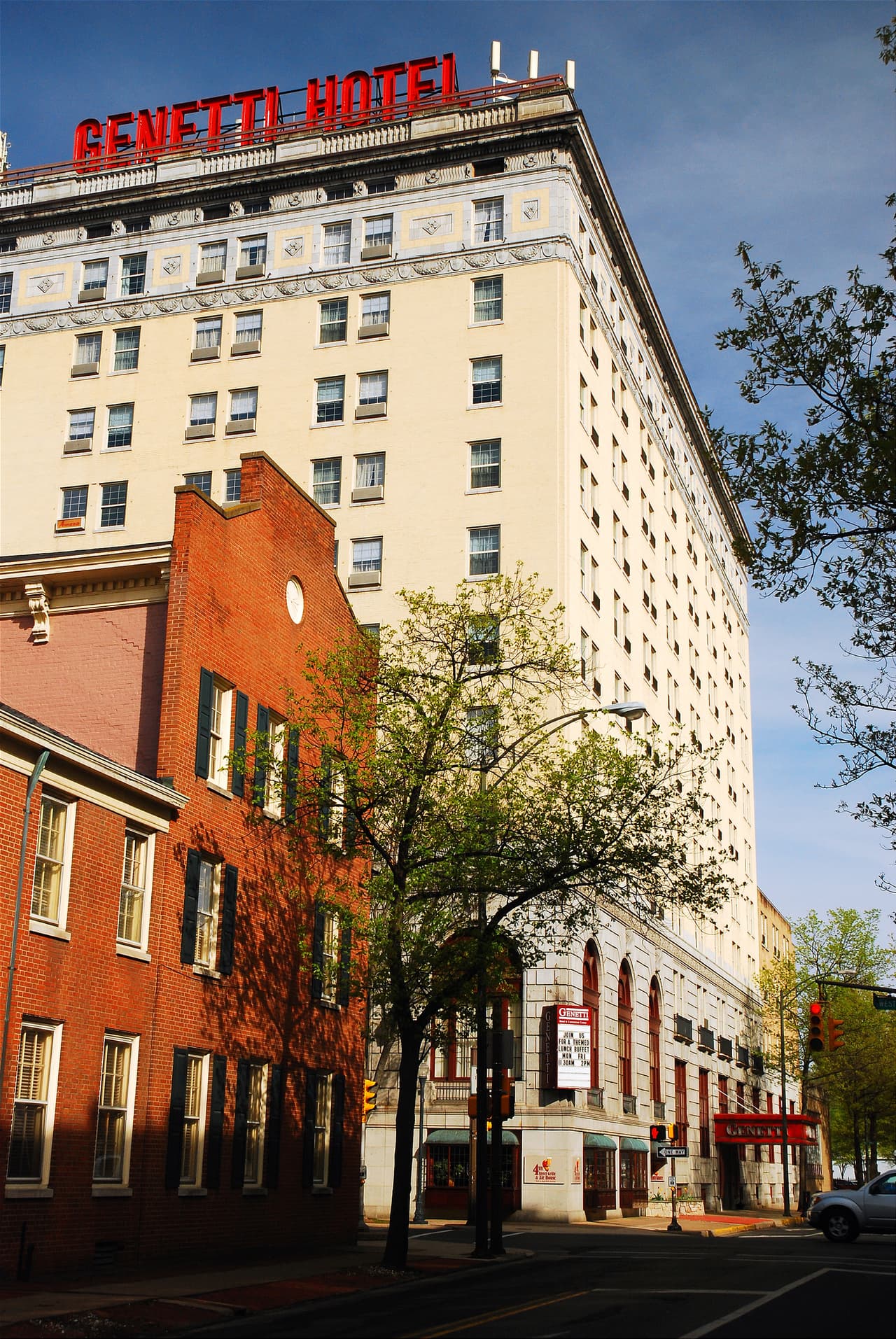 En el puesto 9 se encuentra Williamsport, Pennsylvania.
<br>
<br>• Empleo: 2014-2019: -5.0% (57,874 a 54,982).
<br>
<br>• Empleo estatal: 2014-2019: + 3.2% (6,067,113 a 6,262,169).
<br>
<br>• Desempleo de junio: 4.2%.
<br>
<br>• Industria con mayor disminución del empleo: producción de bienes.
<br>
<br>• Ingreso promedio de un hogar: $ 50,909.