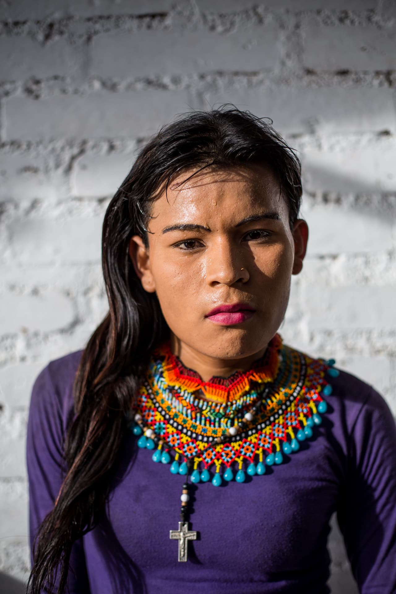 Karen, otra de las mujeres transgénero indígena, posando para una fotografía fuera del 'cuartel'.