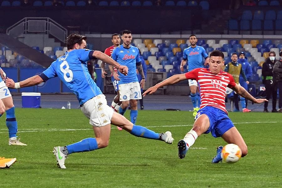 Napoli pierde ante Granada y queda fuera de la UEFA Europa League. El partido terminó con un marcador global 2-3 a favor de los rojiblancos. Zielinzki y Rui Peña anotaron para los de Gattuso, pero el tanto de Montoro sentenció la tarde para los 'gli azzurri'; Hirving Lozano no tuvo participación por lesión.