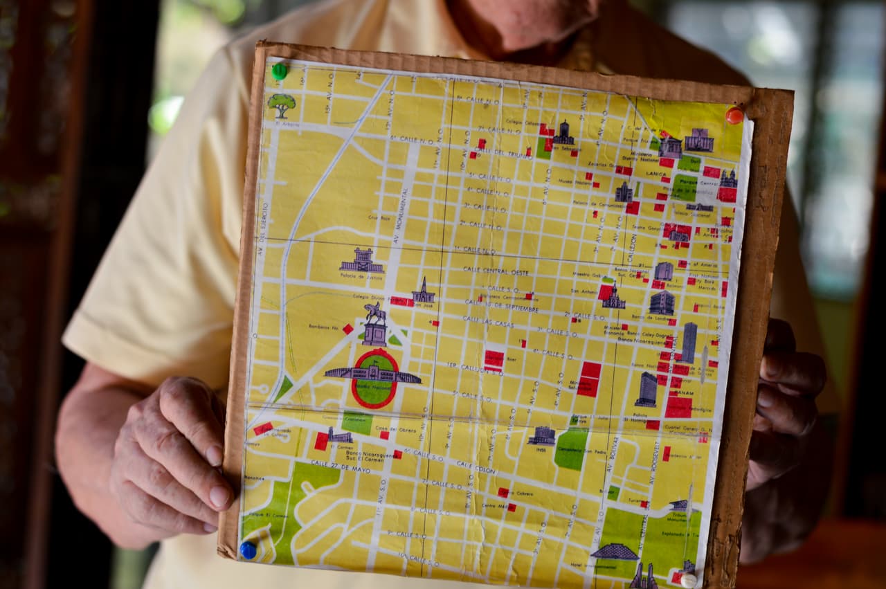 Bayardo Cuadra muestra un mapa con los nombres de calles que nadie usa.