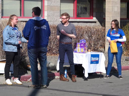 Un grupo de voluntarios de campañas a las afueras del Mendive Middle School en Sparks, Nevada.