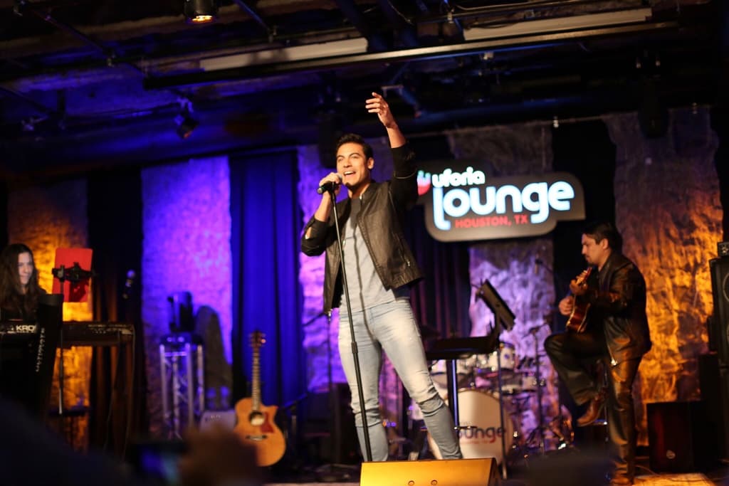 Ente los cantantes más reconocidos estuvo también Carlos Rivera. El mexicano aprovechó para agradecer por el espacio para presentar su música: "intentando hacer canciones que más allá de ser una canción de moda tenga un mensaje que le llegue a la gente especialmente en este momento que estamos viviendo todos, en cada país”, dijo.